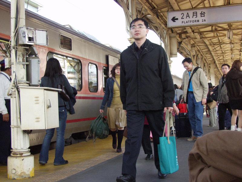 台灣鐵路旅遊攝影台中火車站月台旅客特寫2006攝影照片241