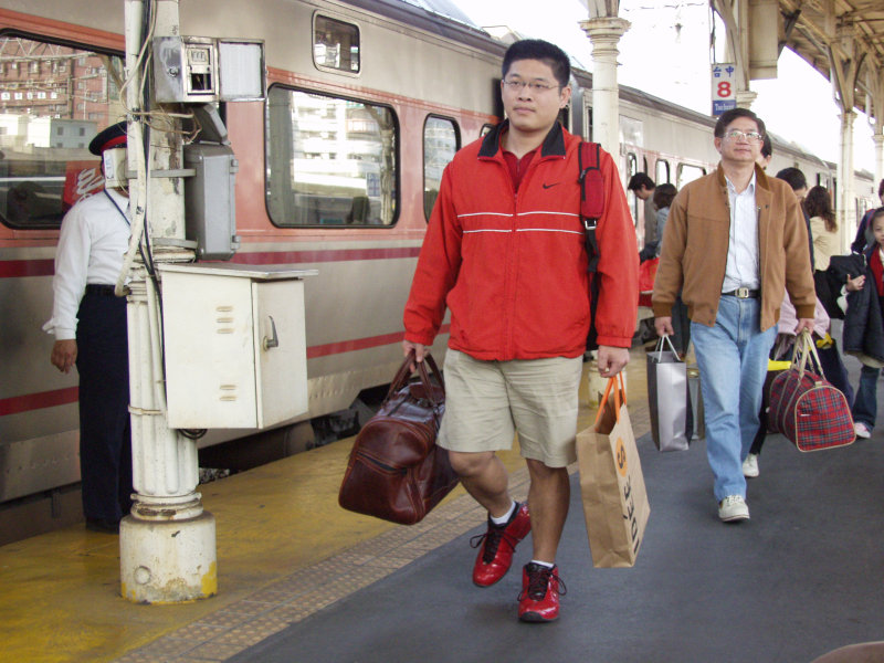 台灣鐵路旅遊攝影台中火車站月台旅客特寫2006攝影照片242