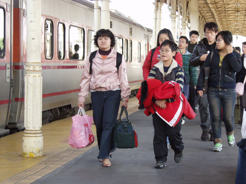 台灣鐵路旅遊攝影台中火車站月台旅客特寫2006攝影照片243