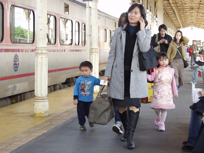 台灣鐵路旅遊攝影台中火車站月台旅客特寫2006攝影照片244