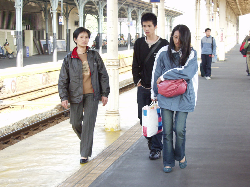 台灣鐵路旅遊攝影台中火車站月台旅客特寫2006攝影照片245