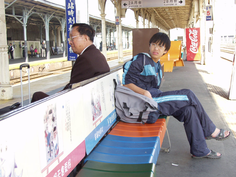 台灣鐵路旅遊攝影台中火車站月台旅客特寫2006攝影照片246
