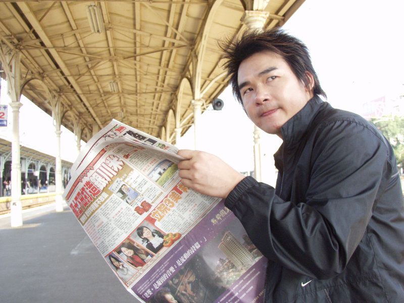 台灣鐵路旅遊攝影台中火車站月台旅客特寫2006攝影照片247