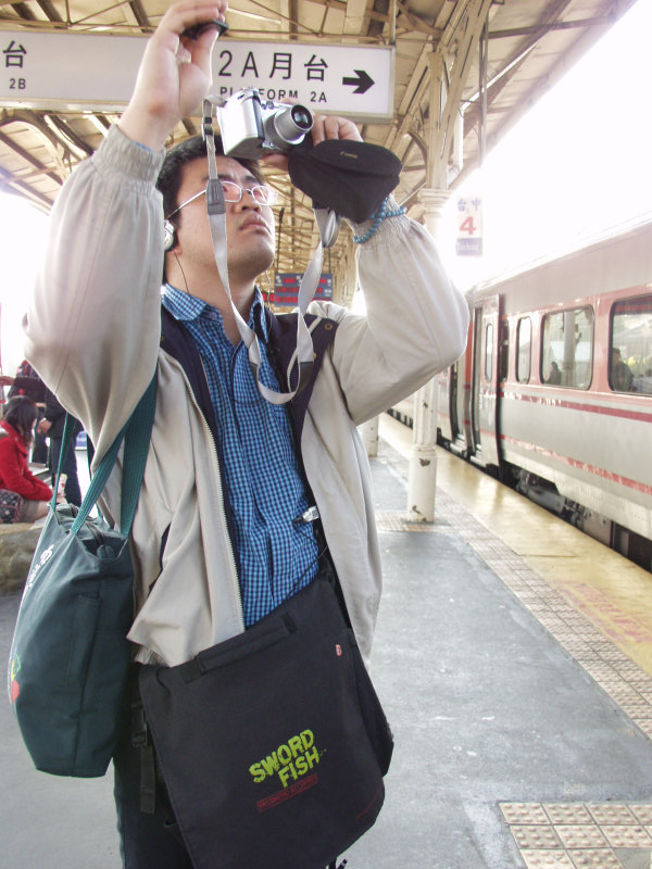 台灣鐵路旅遊攝影台中火車站月台旅客特寫2006攝影照片249