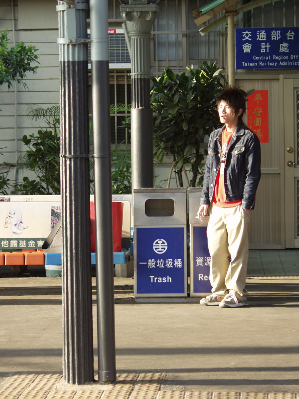 台灣鐵路旅遊攝影台中火車站月台旅客特寫2006攝影照片254