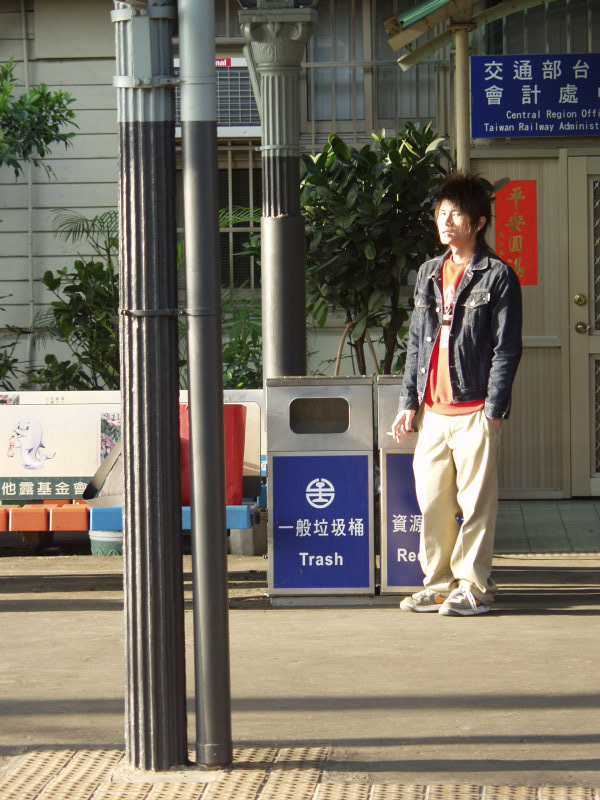 台灣鐵路旅遊攝影台中火車站月台旅客特寫2006攝影照片255
