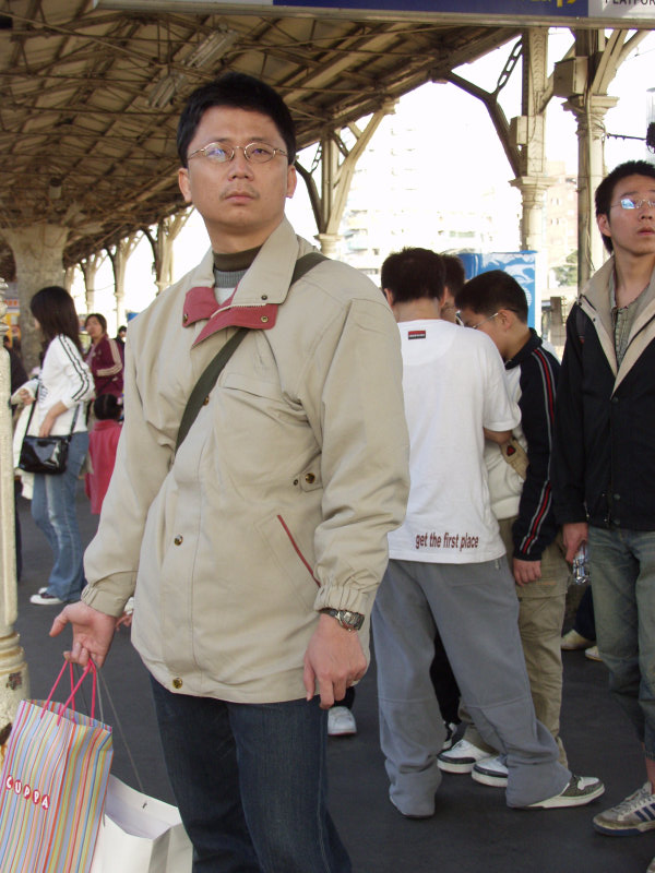台灣鐵路旅遊攝影台中火車站月台旅客特寫2006攝影照片256