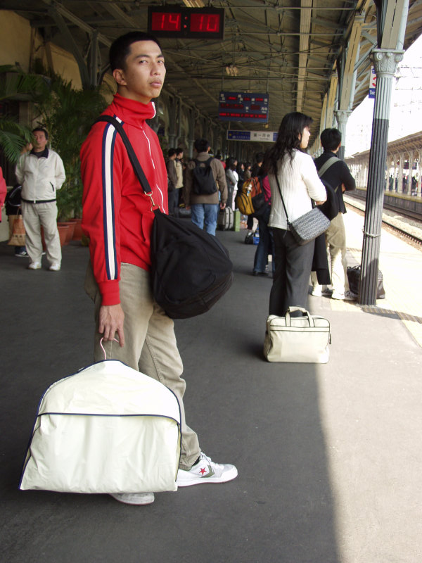 台灣鐵路旅遊攝影台中火車站月台旅客特寫2006攝影照片268
