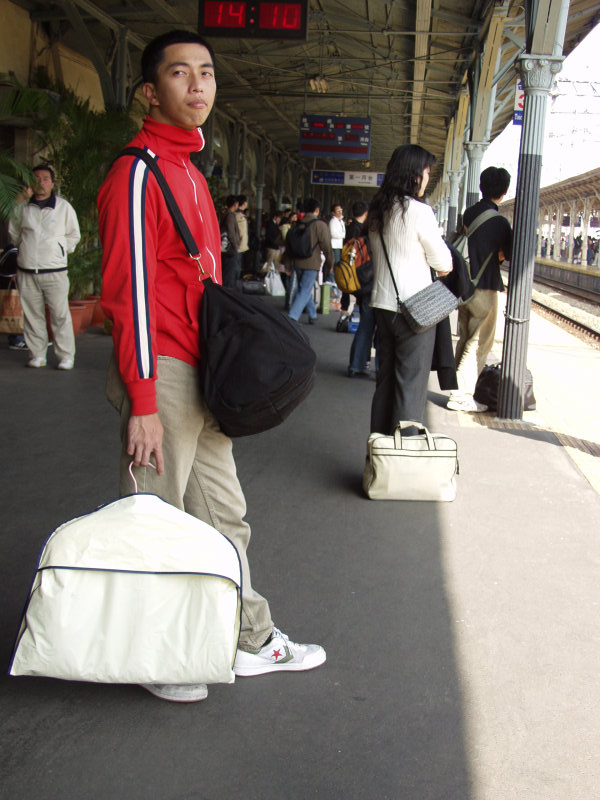 台灣鐵路旅遊攝影台中火車站月台旅客特寫2006攝影照片270