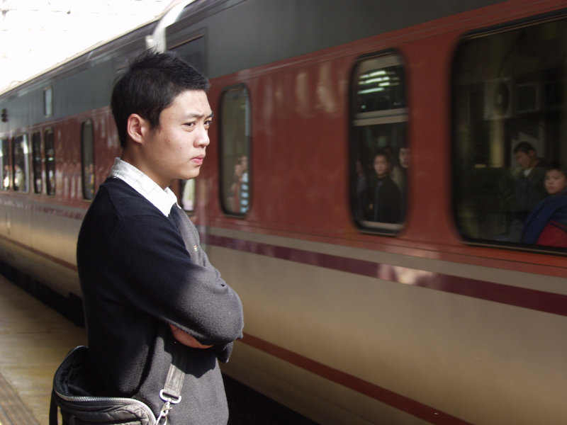 台灣鐵路旅遊攝影台中火車站月台旅客特寫2006攝影照片272