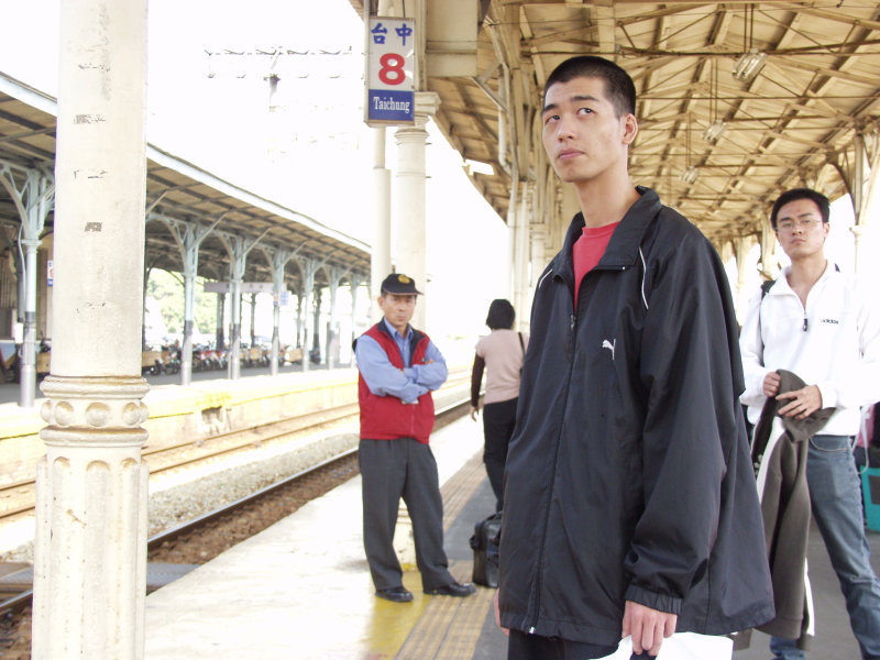 台灣鐵路旅遊攝影台中火車站月台旅客特寫2006攝影照片273
