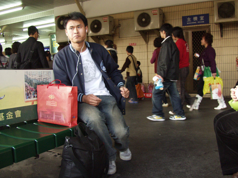 台灣鐵路旅遊攝影台中火車站月台旅客特寫2006攝影照片274