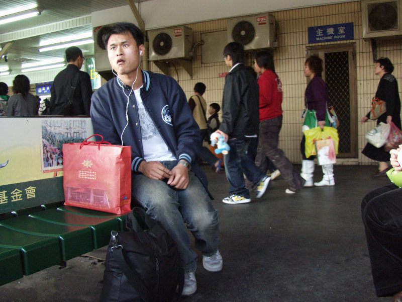 台灣鐵路旅遊攝影台中火車站月台旅客特寫2006攝影照片275