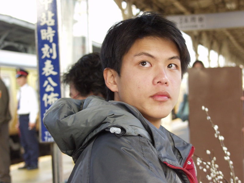 台灣鐵路旅遊攝影台中火車站月台旅客特寫2006攝影照片288