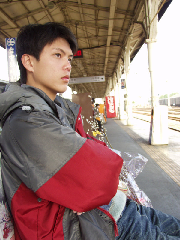台灣鐵路旅遊攝影台中火車站月台旅客特寫2006攝影照片293