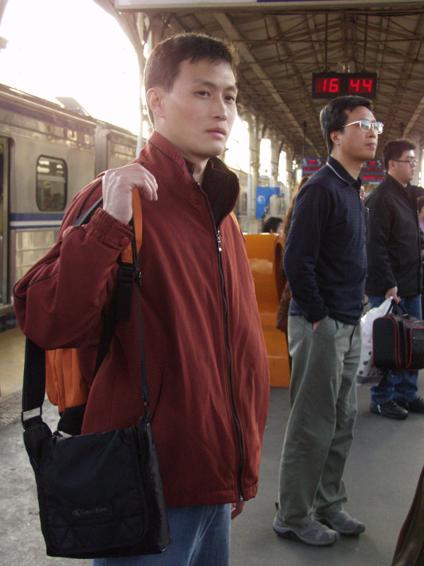 台灣鐵路旅遊攝影台中火車站月台旅客特寫2006攝影照片294