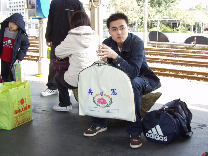 台灣鐵路旅遊攝影台中火車站月台旅客特寫2006攝影照片296