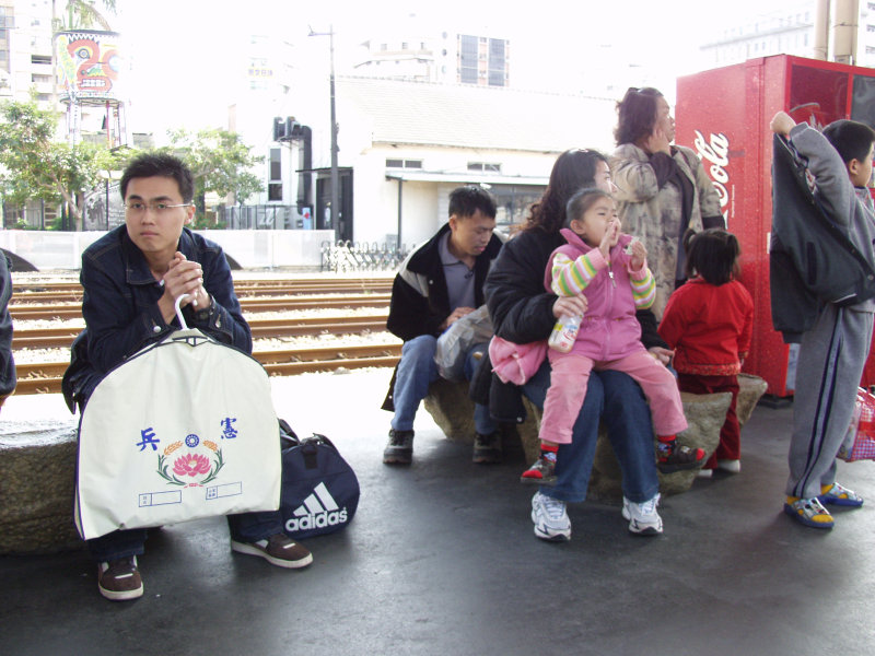 台灣鐵路旅遊攝影台中火車站月台旅客特寫2006攝影照片297