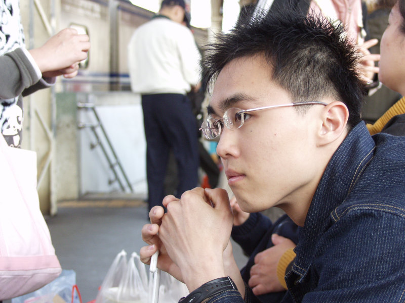 台灣鐵路旅遊攝影台中火車站月台旅客特寫2006攝影照片299