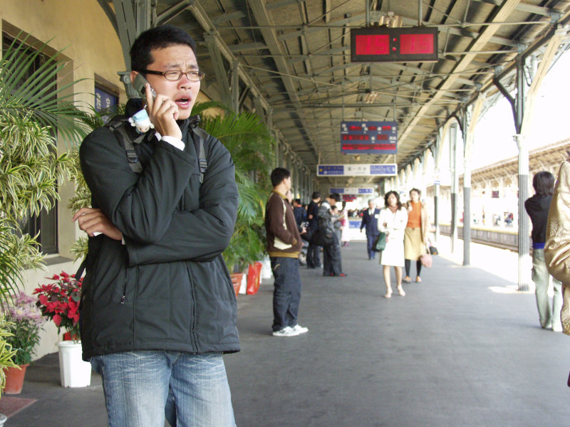 台灣鐵路旅遊攝影台中火車站月台旅客特寫2006攝影照片300