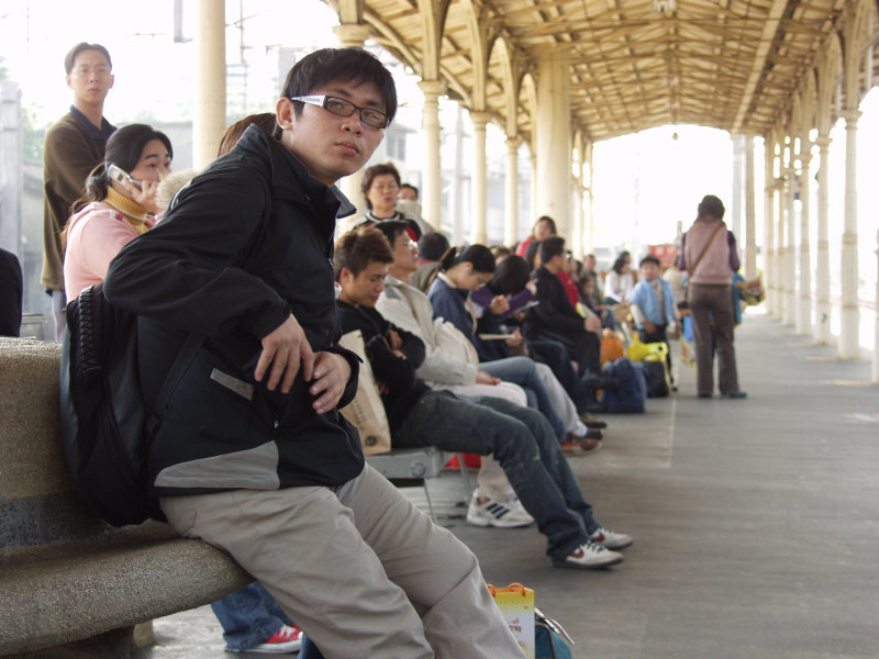 台灣鐵路旅遊攝影台中火車站月台旅客特寫2006攝影照片303