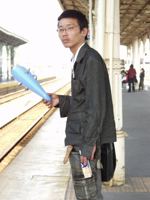台灣鐵路旅遊攝影台中火車站月台旅客特寫2006攝影照片308