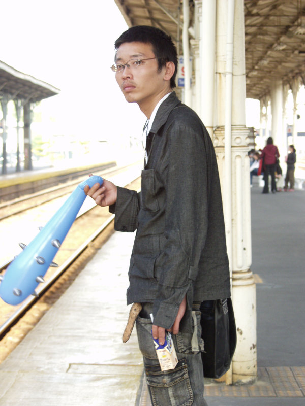 台灣鐵路旅遊攝影台中火車站月台旅客特寫2006攝影照片309