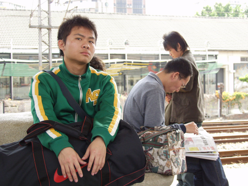 台灣鐵路旅遊攝影台中火車站月台旅客特寫2006攝影照片316