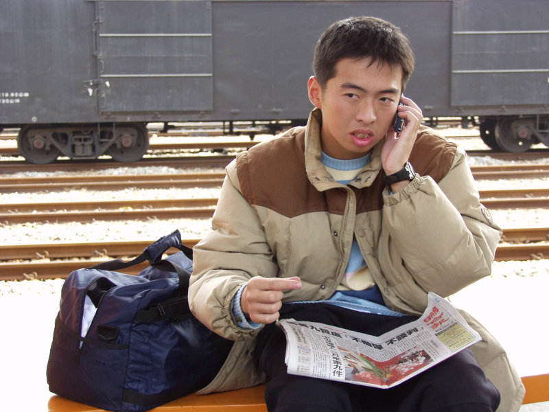 台灣鐵路旅遊攝影台中火車站月台旅客特寫2006攝影照片319