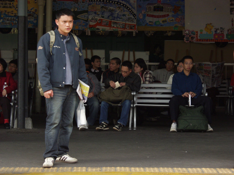 台灣鐵路旅遊攝影台中火車站月台旅客特寫2006攝影照片328