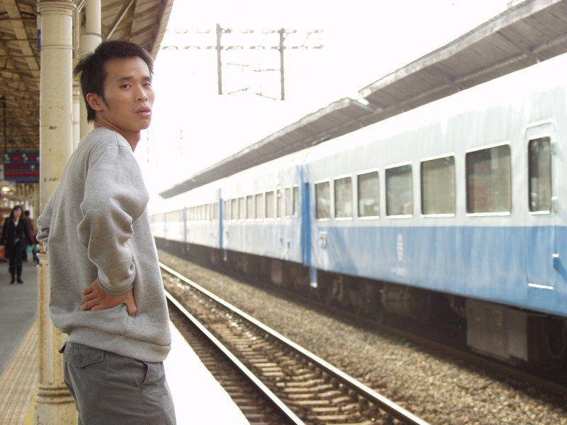 台灣鐵路旅遊攝影台中火車站月台旅客特寫2006攝影照片329