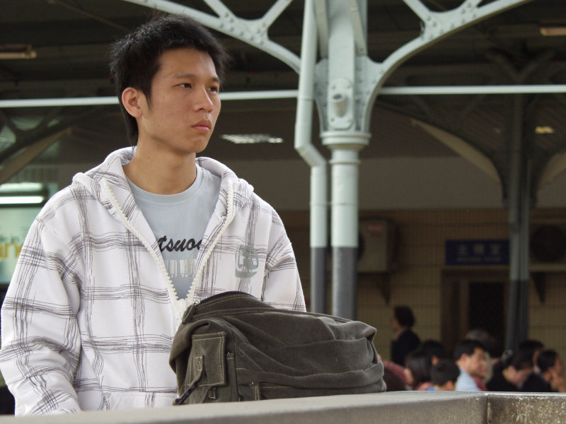 台灣鐵路旅遊攝影台中火車站月台旅客特寫2006攝影照片332