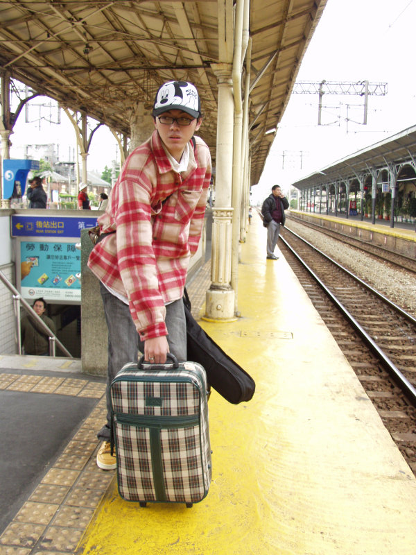 台灣鐵路旅遊攝影台中火車站月台旅客特寫2006攝影照片342