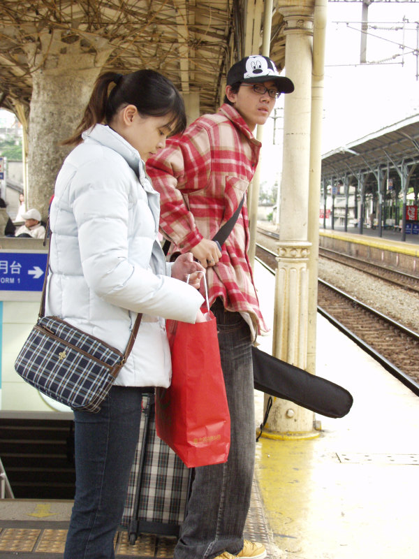 台灣鐵路旅遊攝影台中火車站月台旅客特寫2006攝影照片343