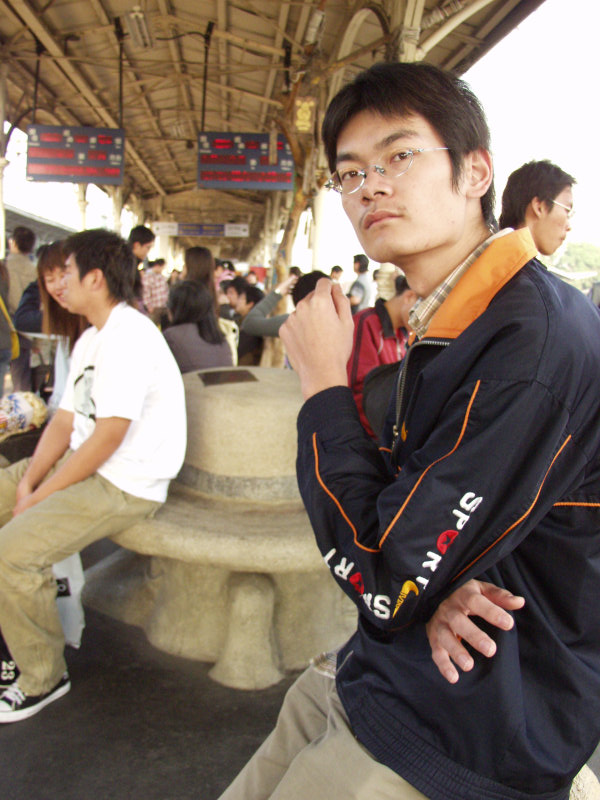台灣鐵路旅遊攝影台中火車站月台旅客特寫2006攝影照片350