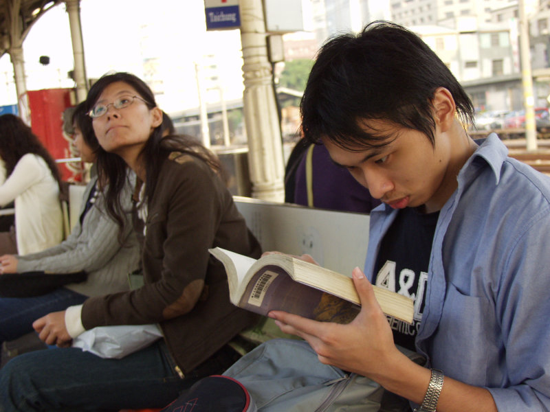 台灣鐵路旅遊攝影台中火車站月台旅客特寫2006攝影照片351