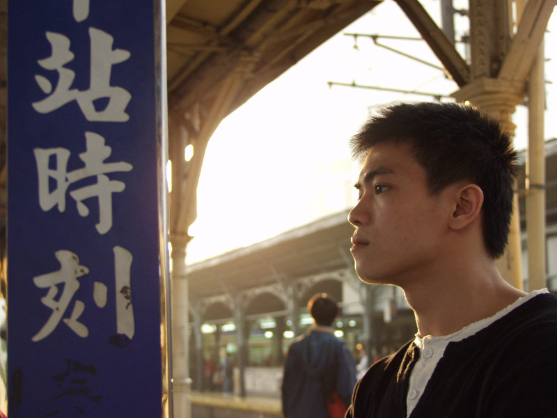 台灣鐵路旅遊攝影台中火車站月台旅客特寫2006攝影照片355