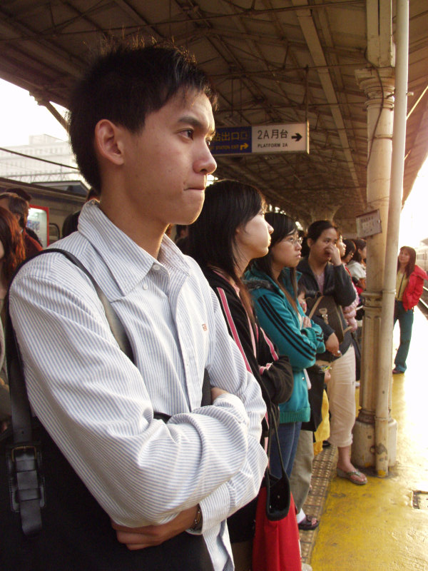 台灣鐵路旅遊攝影台中火車站月台旅客特寫2006攝影照片363