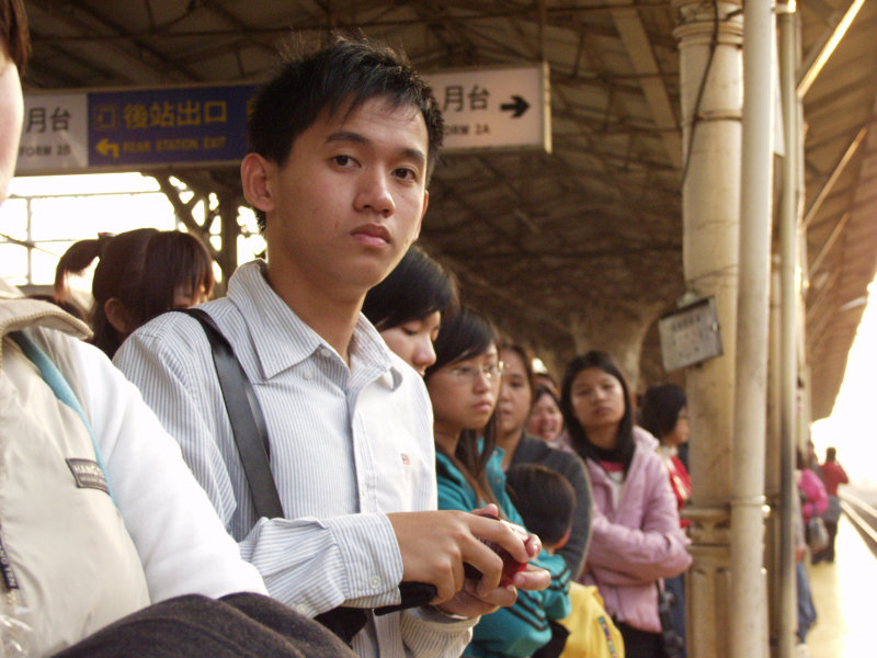 台灣鐵路旅遊攝影台中火車站月台旅客特寫2006攝影照片366