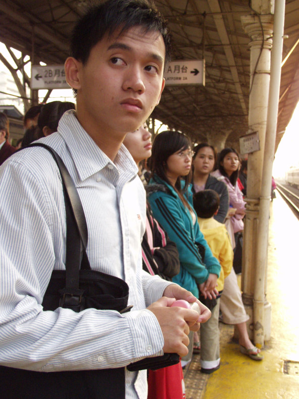 台灣鐵路旅遊攝影台中火車站月台旅客特寫2006攝影照片367