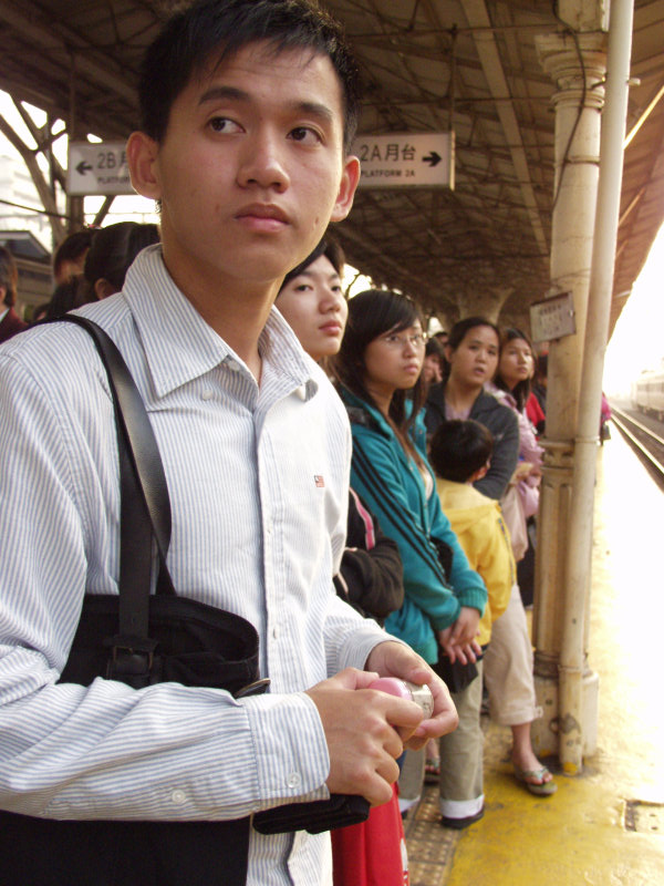 台灣鐵路旅遊攝影台中火車站月台旅客特寫2006攝影照片368