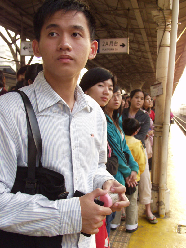 台灣鐵路旅遊攝影台中火車站月台旅客特寫2006攝影照片369