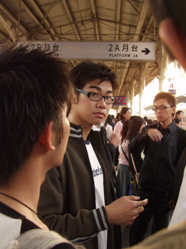 台灣鐵路旅遊攝影台中火車站月台旅客特寫2006攝影照片370