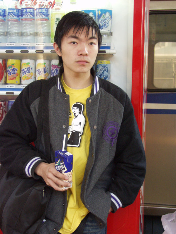 台灣鐵路旅遊攝影台中火車站月台旅客特寫2006攝影照片371