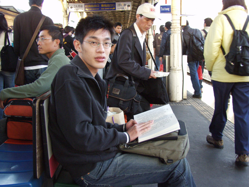 台灣鐵路旅遊攝影台中火車站月台旅客特寫2006攝影照片380