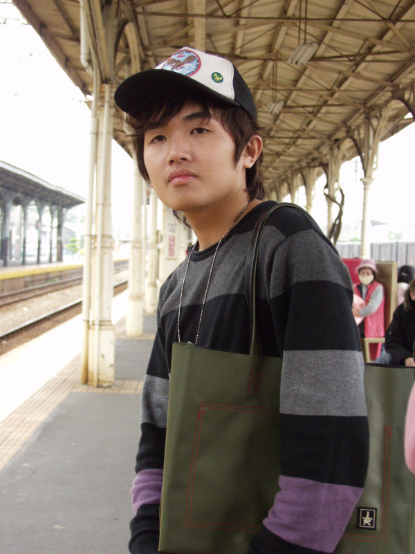 台灣鐵路旅遊攝影台中火車站月台旅客特寫2006攝影照片393