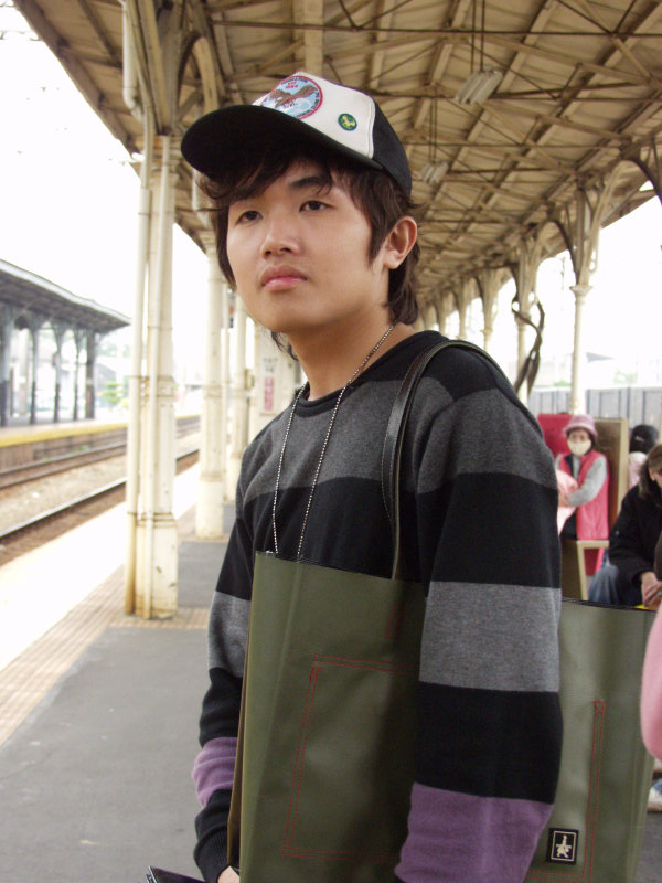 台灣鐵路旅遊攝影台中火車站月台旅客特寫2006攝影照片394