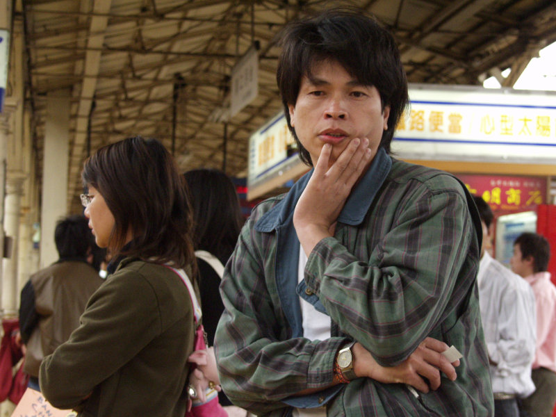 台灣鐵路旅遊攝影台中火車站月台旅客特寫2006攝影照片404