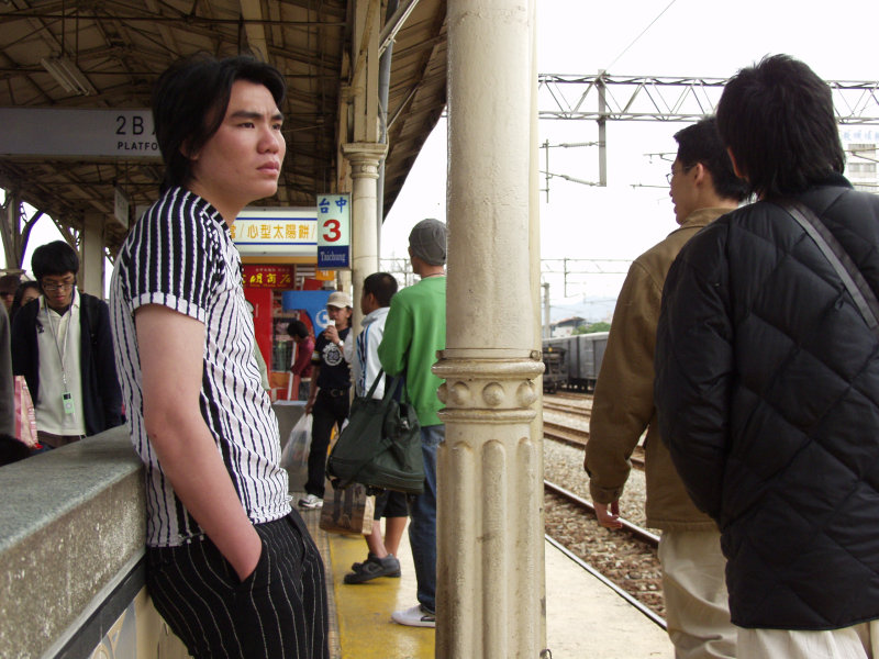 台灣鐵路旅遊攝影台中火車站月台旅客特寫2006攝影照片407