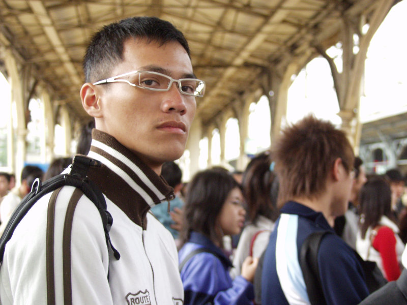 台灣鐵路旅遊攝影台中火車站月台旅客特寫2006攝影照片412